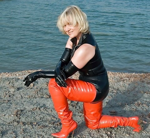 Sonríen y se ríen mirando caliente
 #81764202