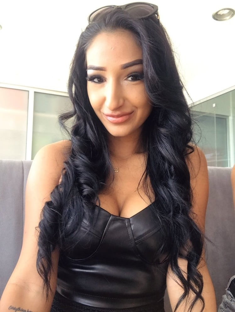 Sonríen y se ríen mirando caliente
 #81764204