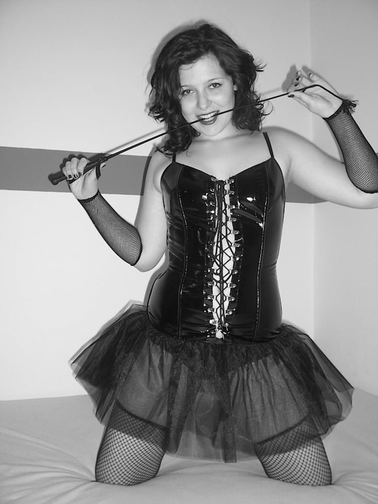 Sonríen y se ríen mirando caliente
 #81764208