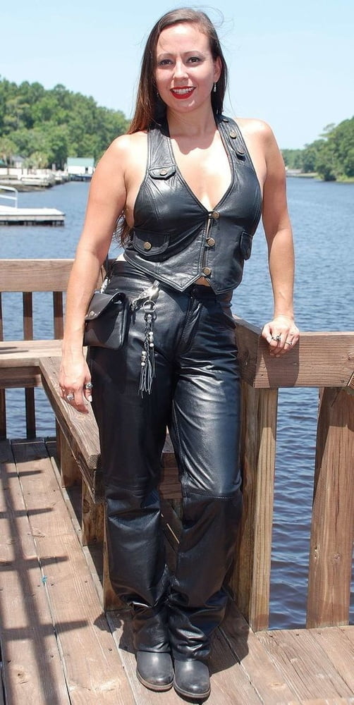 Sonríen y se ríen mirando caliente
 #81764210