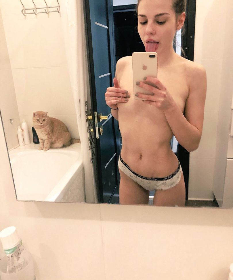 Anibutler desnuda #108080344