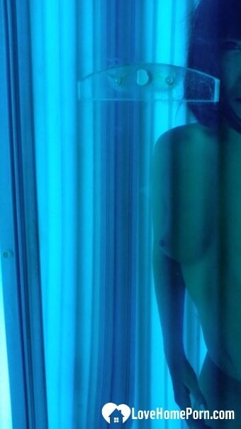 Asiática tomando selfies mientras se broncea
 #106663624