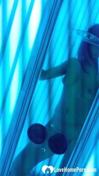 Asiática tomando selfies mientras se broncea
 #106663625