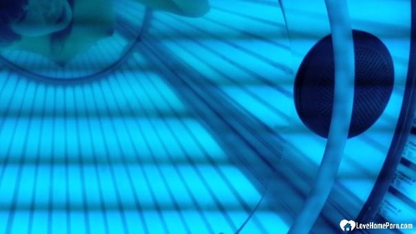 Asiática tomando selfies mientras se broncea
 #106663628