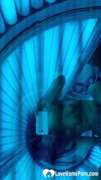 Asiática tomando selfies mientras se broncea
 #106663629