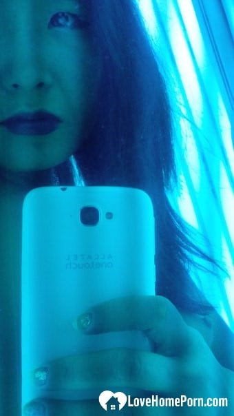 Asiática tomando selfies mientras se broncea
 #106663630
