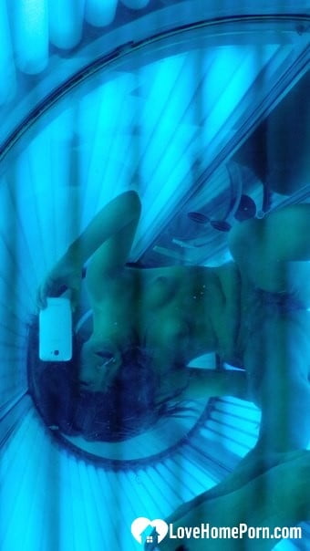 Dolcezza asiatica che prende selfies mentre abbronza il suo corpo
 #106663633