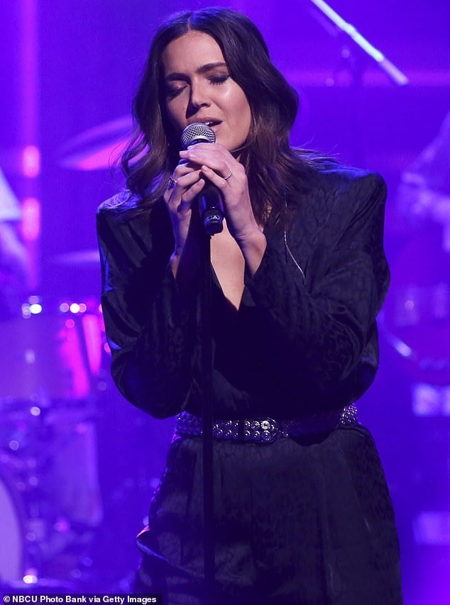 Mandy moore - tonight show with jimmy fallon (12 march 2020)
 #91747714