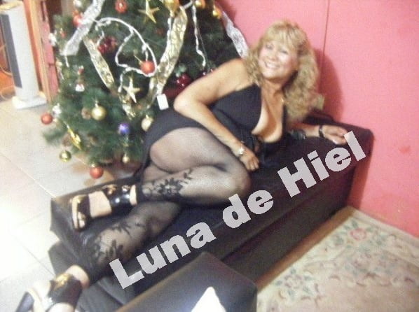 Perrita Peruana y Madura. #94043621