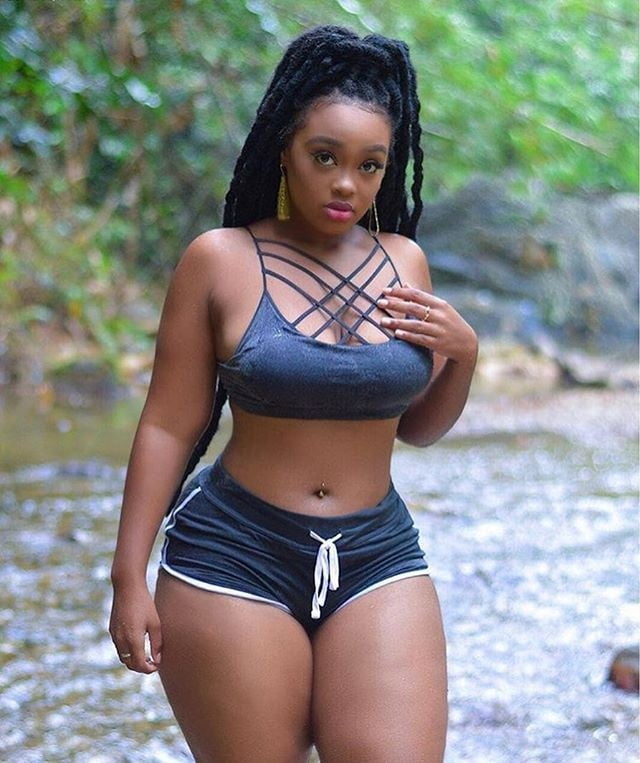 Femmes noires épaisses et sexy
 #80214801