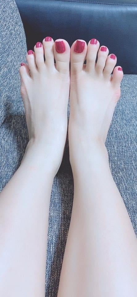 Feet #93832596