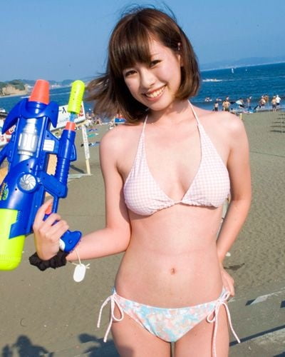 Chicas japonesas en bikini en la playa
 #94502765
