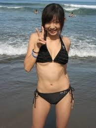 Chicas japonesas en bikini en la playa
 #94502771