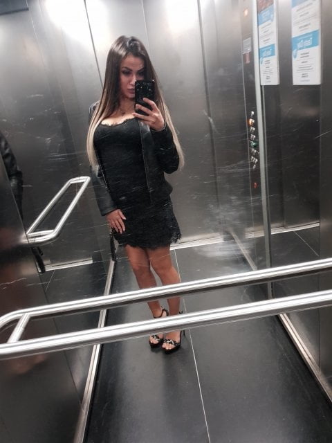 Schlampen machen Selfie im Aufzug
 #80640148