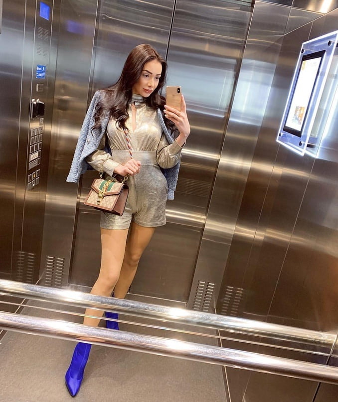 Schlampen machen Selfie im Aufzug
 #80640152