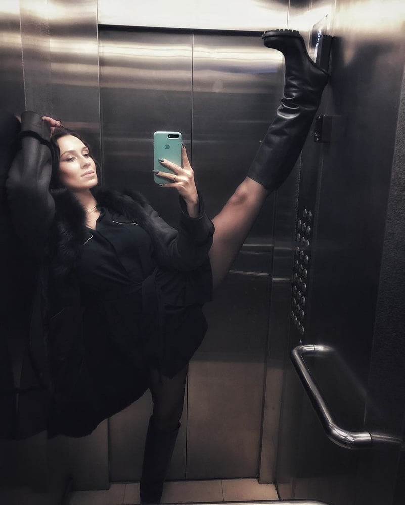Schlampen machen Selfie im Aufzug
 #80640154