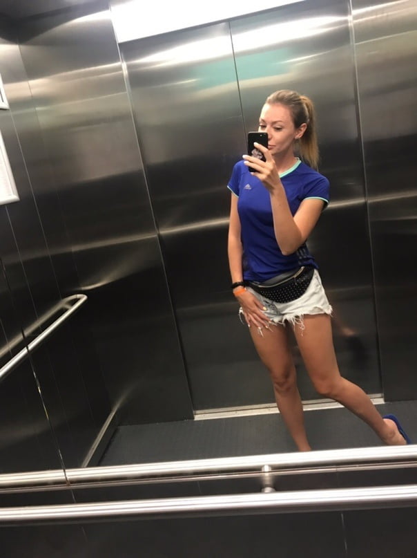 Schlampen machen Selfie im Aufzug
 #80640170
