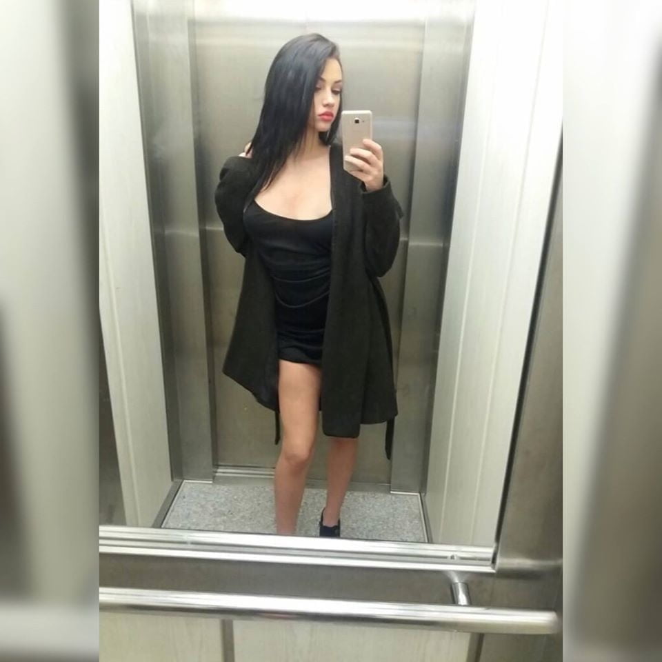 Schlampen machen Selfie im Aufzug
 #80640191