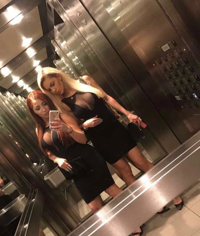 Des salopes font un selfie dans un ascenseur
 #80640197