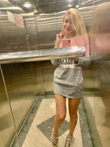 Schlampen machen Selfie im Aufzug
 #80640203