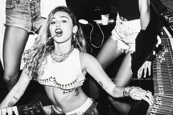 Miley cyrus
 #105501477