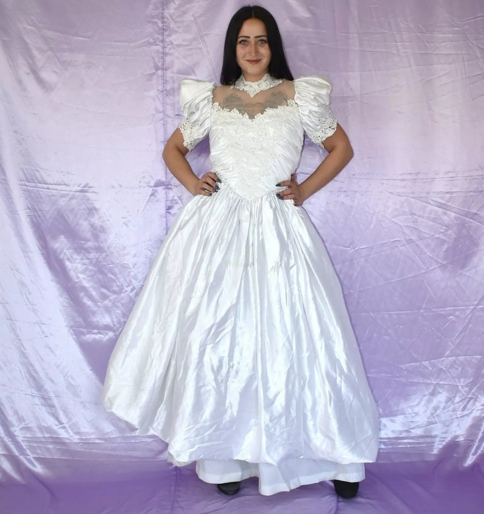 Sedosos vestidos de novia y vestidos 2
 #103903918