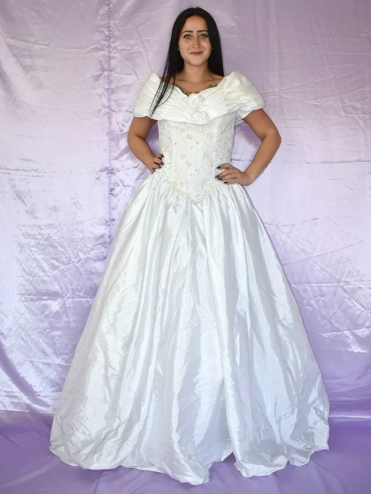 Sedosos vestidos de novia y vestidos 2
 #103903933