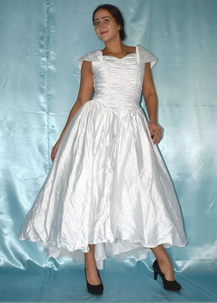 Sedosos vestidos de novia y vestidos 2
 #103904009