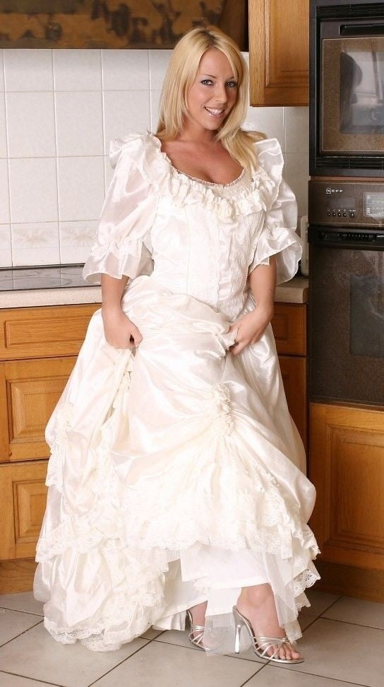Sedosos vestidos de novia y vestidos 2
 #103904059