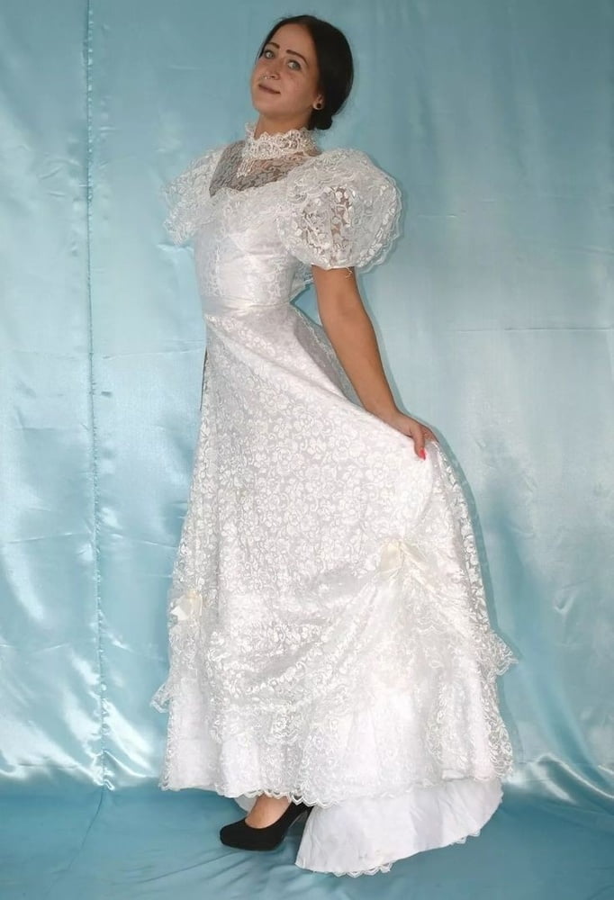 Sedosos vestidos de novia y vestidos 2
 #103904313