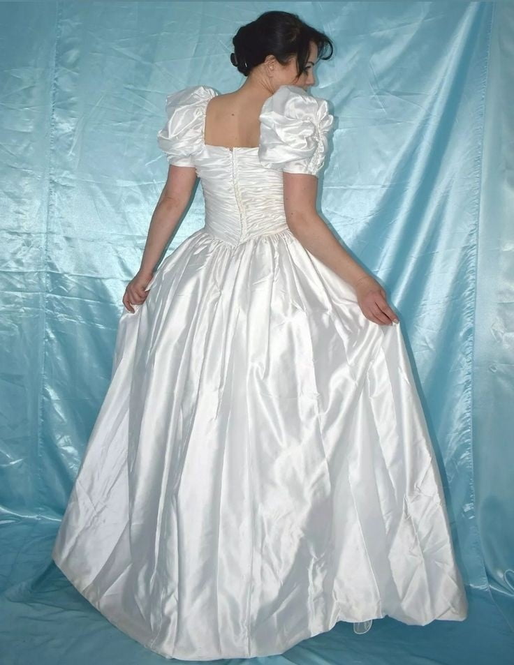 Sedosos vestidos de novia y vestidos 2
 #103904335