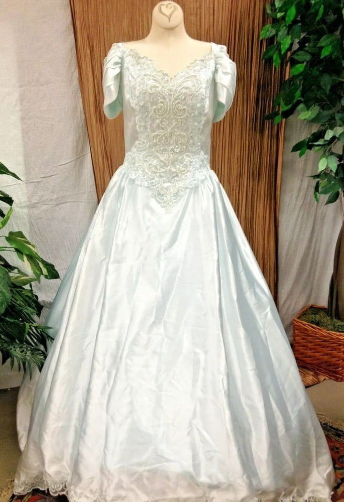 Sedosos vestidos de novia y vestidos 2
 #103904341