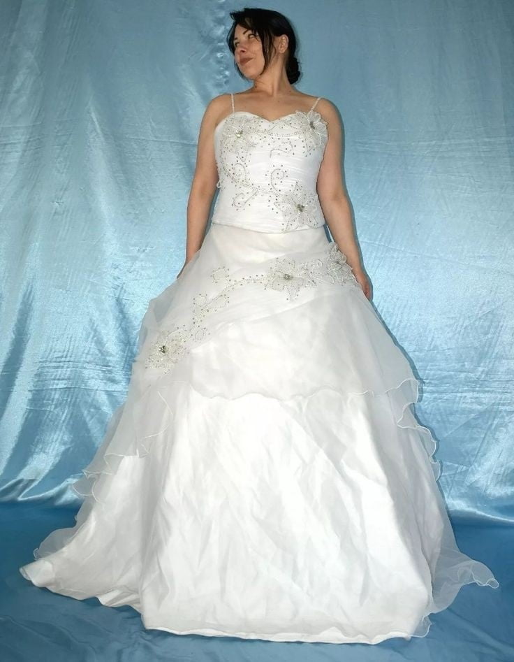 Sedosos vestidos de novia y vestidos 2
 #103904390