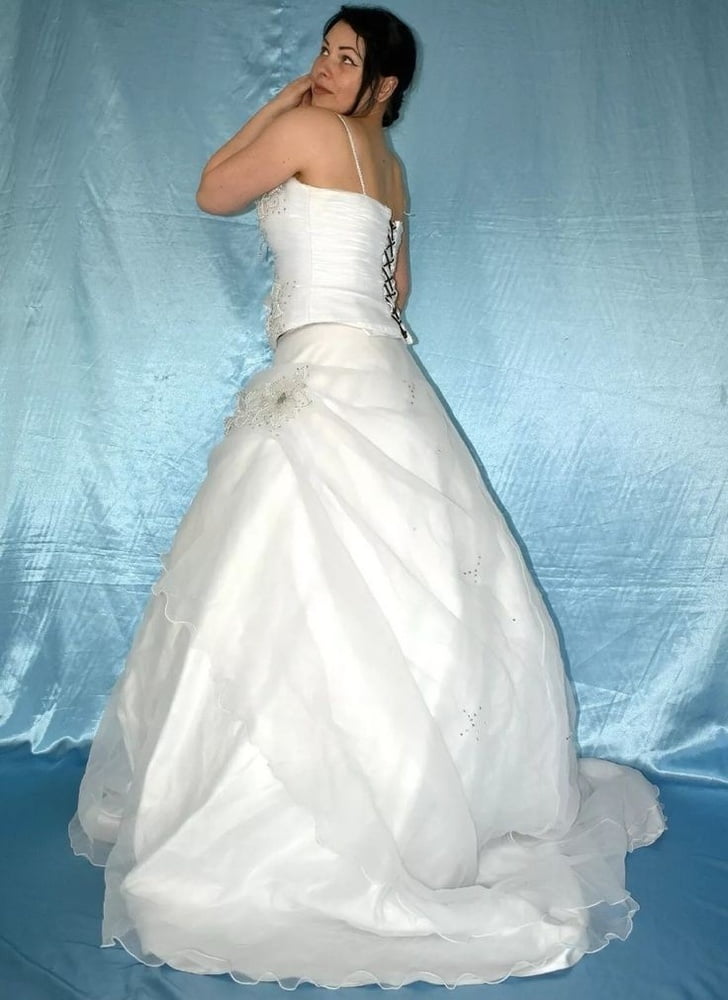 Sedosos vestidos de novia y vestidos 2
 #103904393