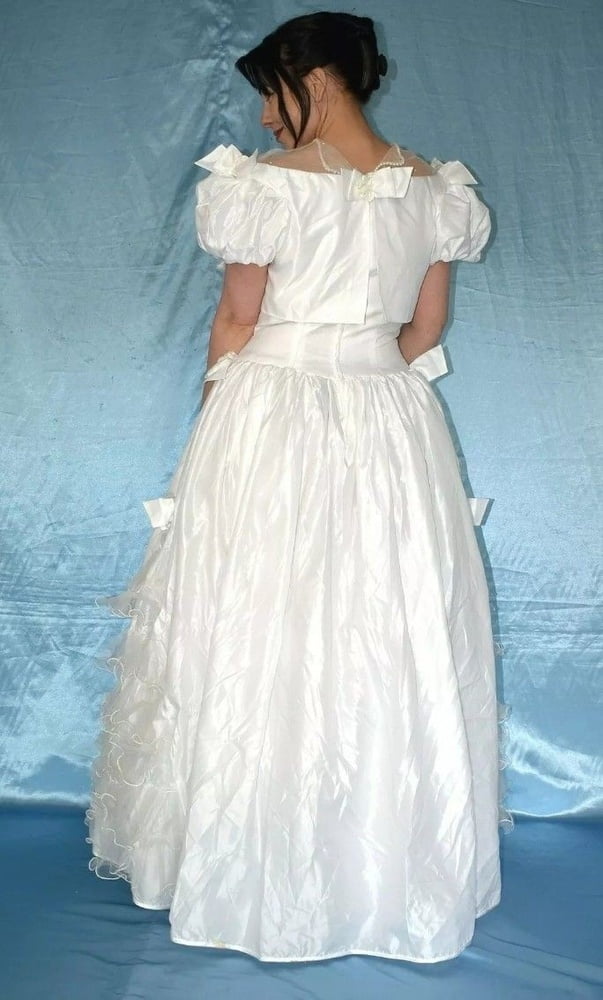 Sedosos vestidos de novia y vestidos 2
 #103904412
