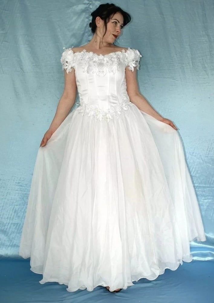 Sedosos vestidos de novia y vestidos 2
 #103904415