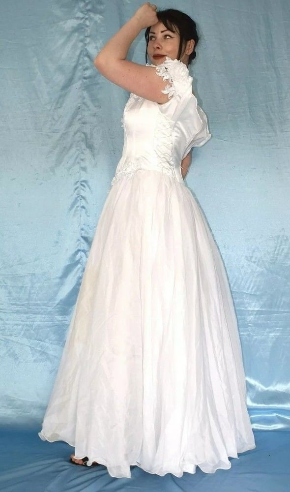Sedosos vestidos de novia y vestidos 2
 #103904418