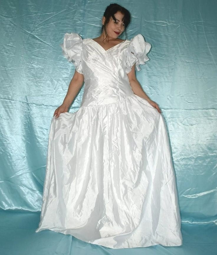 Sedosos vestidos de novia y vestidos 2
 #103904446