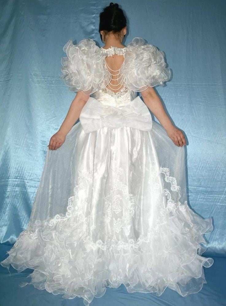 Sedosos vestidos de novia y vestidos 2
 #103904504