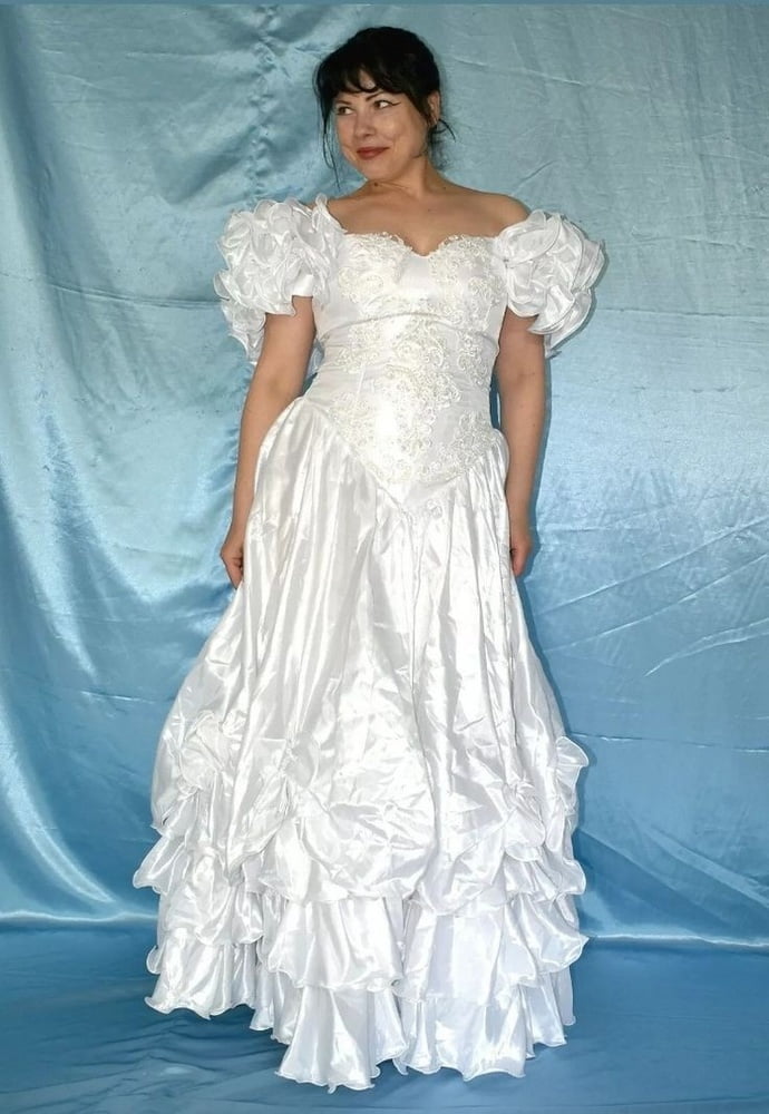 Sedosos vestidos de novia y vestidos 2
 #103904526