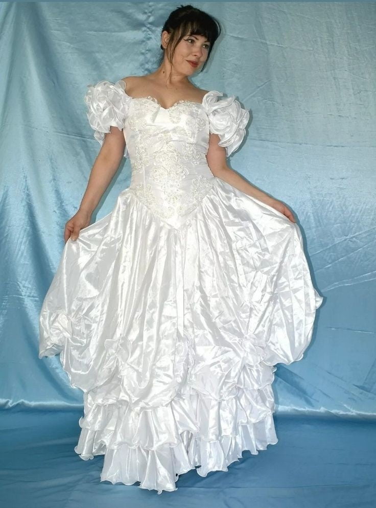 Sedosos vestidos de novia y vestidos 2
 #103904531