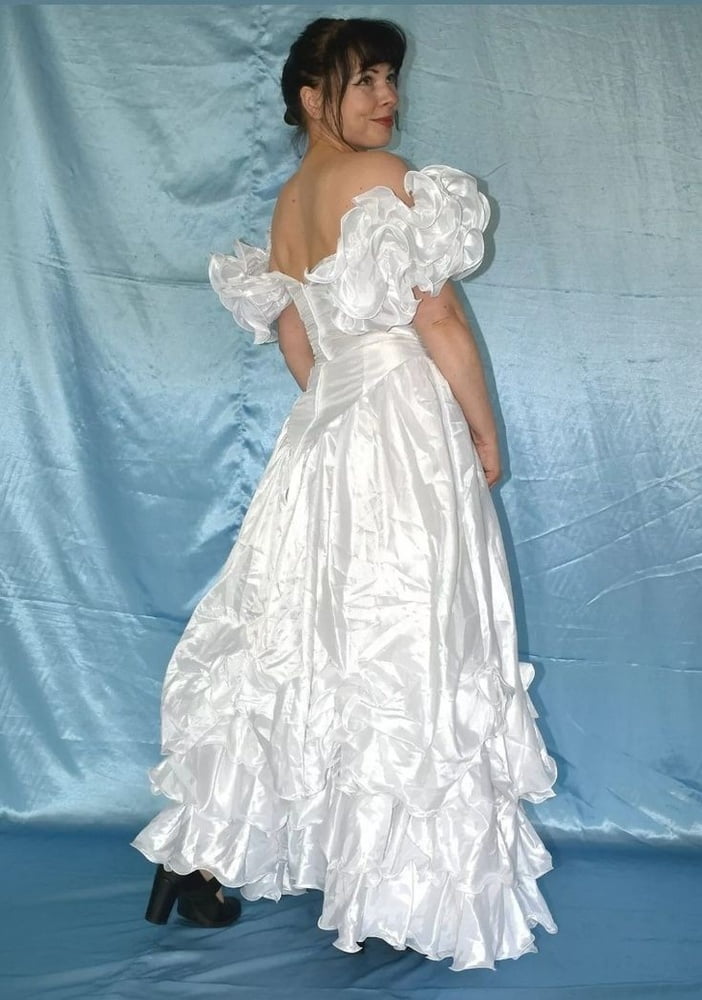 Sedosos vestidos de novia y vestidos 2
 #103904534