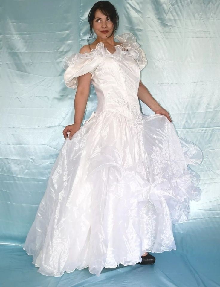 Sedosos vestidos de novia y vestidos 2
 #103904565