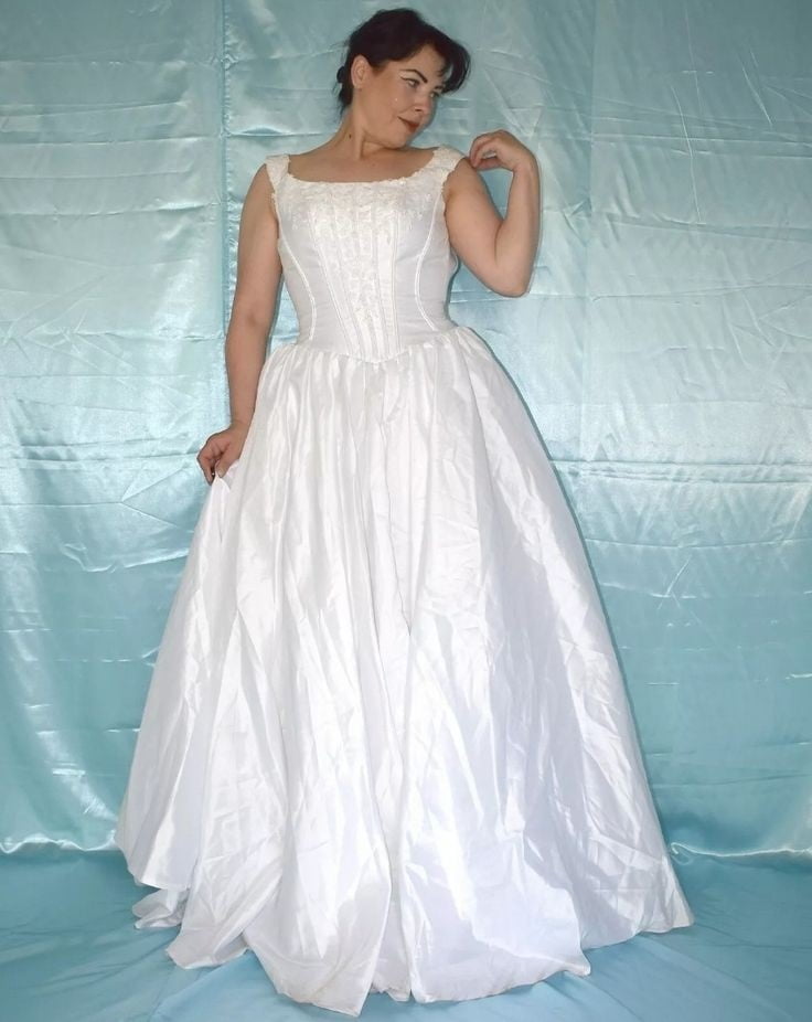 Sedosos vestidos de novia y vestidos 2
 #103904608