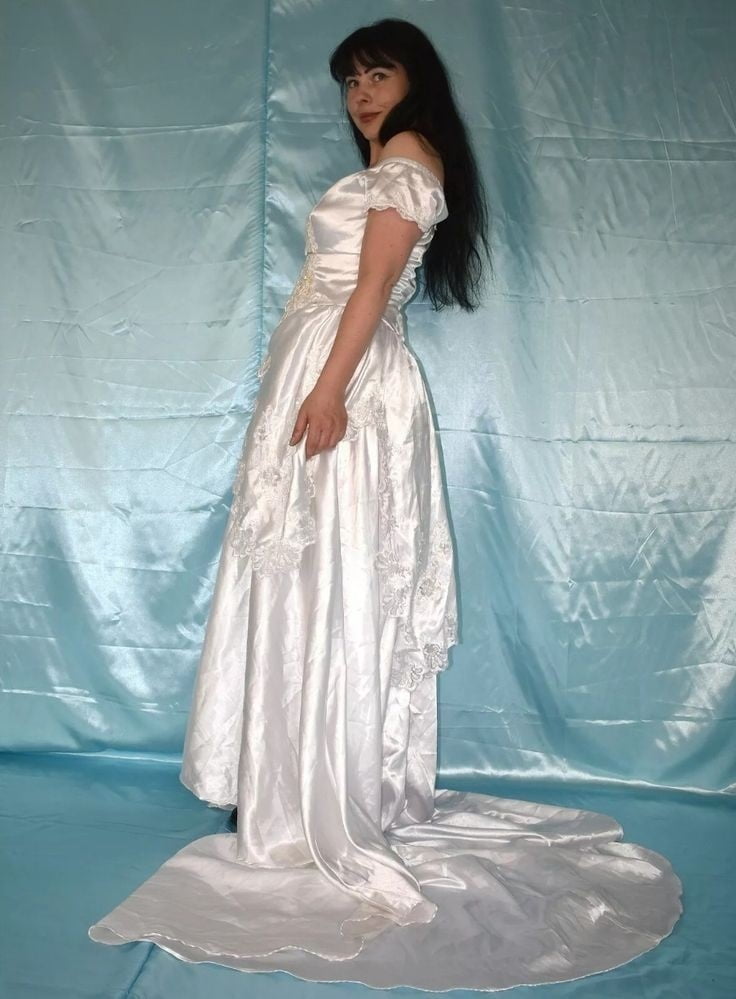 Sedosos vestidos de novia y vestidos 2
 #103904645