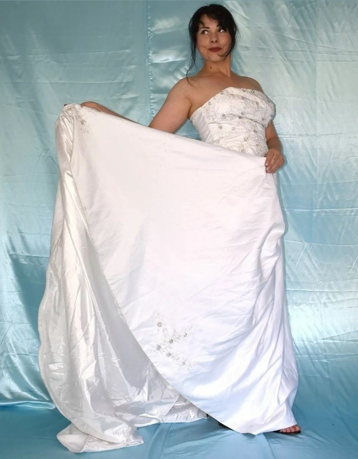 Sedosos vestidos de novia y vestidos 2
 #103904651