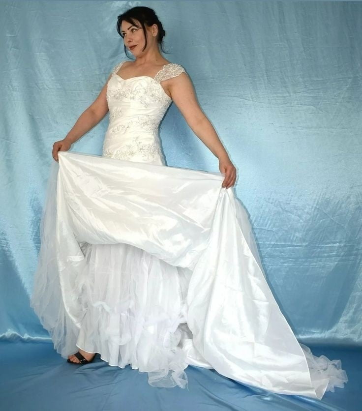 Sedosos vestidos de novia y vestidos 2
 #103904654