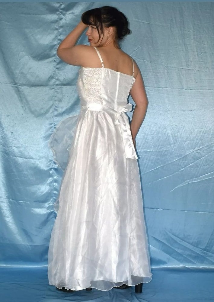 Sedosos vestidos de novia y vestidos 2
 #103904675