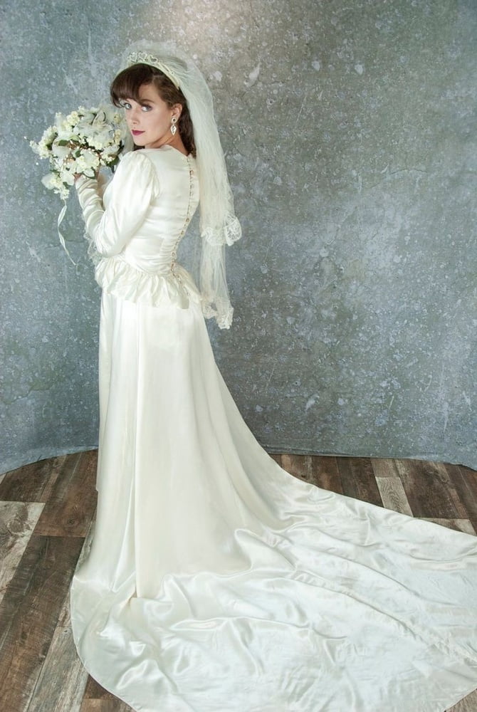 Sedosos vestidos de novia y vestidos 2
 #103904678