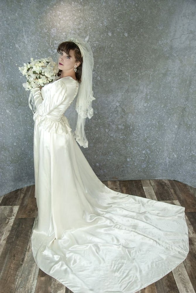 Sedosos vestidos de novia y vestidos 2
 #103904681